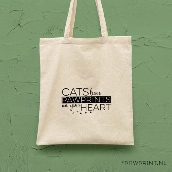 Fijne tas van 100% ecologisch geteeld katoen, met een leuke katten quote: Cats leave pawprints om your heart. Hier wil je gezien mee worden!