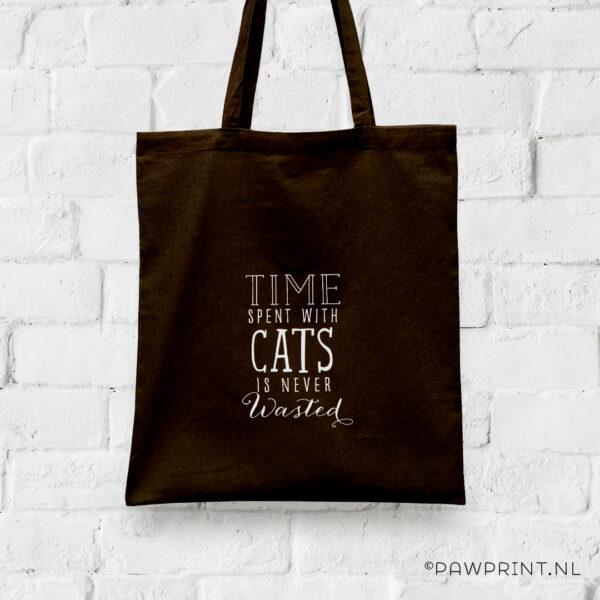 Stoere zwarte tas van 100% ecologisch geteeld katoen, met een leuke katten quote: Time spent with cats is never wasted, en zo is het maar net.